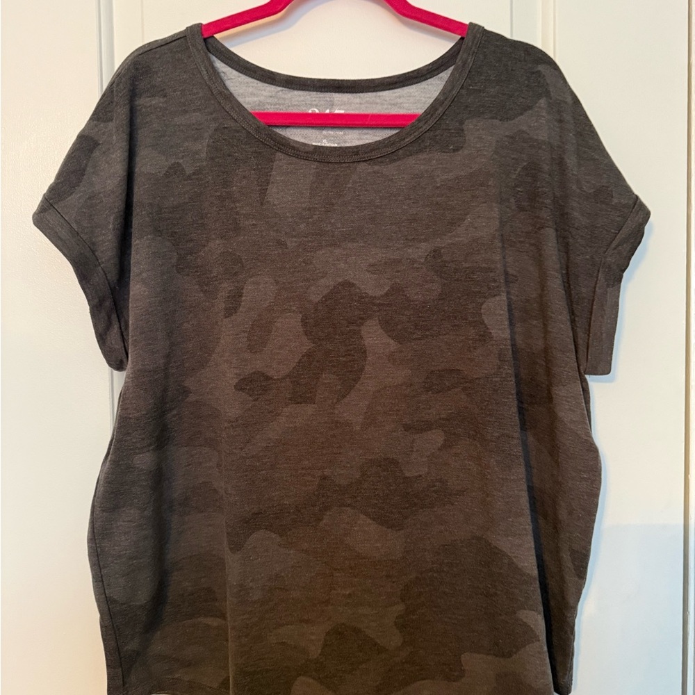 Maurices Dark Gray Camo Short Sleeve Tee